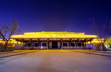 复古大门摄影照片_中国风祠堂大门和黄色灯光夜景