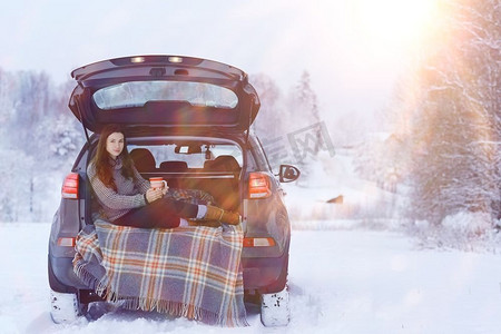 人车冬季摄影照片_女孩冬季浪漫概念车旅行