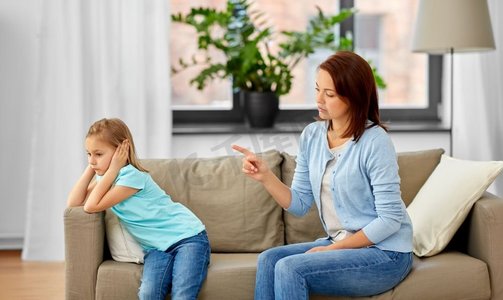 行为不端、冲突和家庭观念--愤怒的母亲在家责骂女儿。愤怒的母亲在家责骂女儿