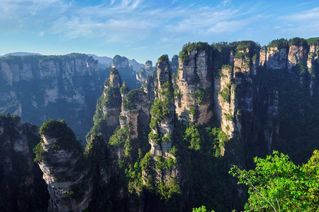 中国著名的旅游景点—张家界石柱悬崖山日落在武陵源，中国.中国张家界山脉