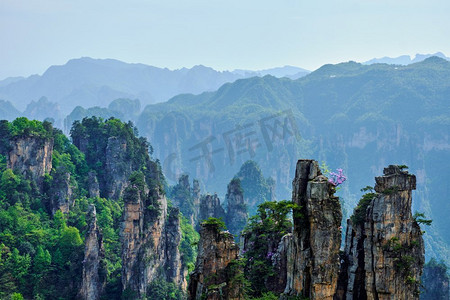 湖南著名风景摄影照片_中国著名的旅游景点—张家界石柱悬崖山日落在武陵源，中国.中国张家界山脉