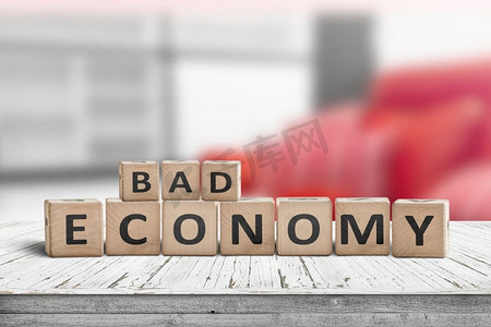 坏的经济标志在一个木桌子在一个办公室与红色的颜色在背景