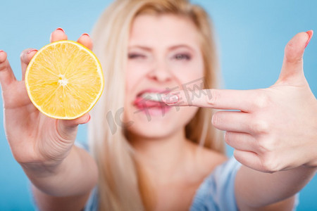 健康的饮食，清爽的食物富含维生素。女人拿着甜蜜美味的柑橘水果，柠檬在橙子。妇女拿着水果柠檬或橙子