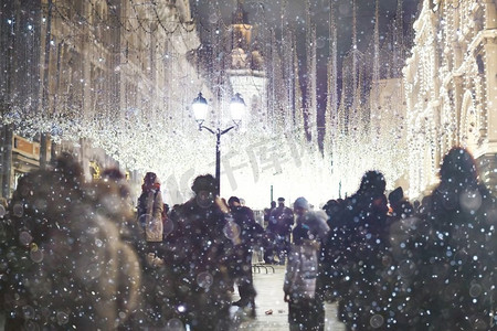 雪街摄影照片_城市灯光雪辉光背景模糊/城市风景模糊bokeh，下雪的天气季节性背景冬天十二月