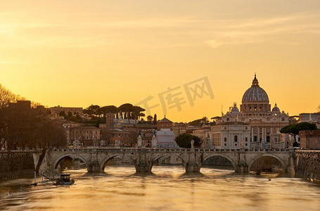 日落时分，圣彼得S大教堂和台伯河的河水涨得很高。梵蒂冈城的圣彼得大教堂和意大利罗马的圣安吉洛大桥
