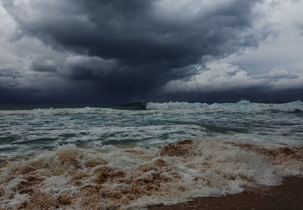 海洋中的风暴云和戏剧性的波浪