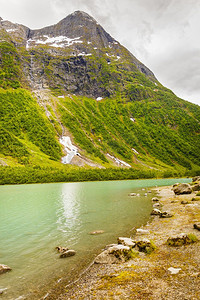 山水人摄影照片_挪威索格菲尔丹内县松达尔市费尔兰地区的山水景观。挪威的山区和湖泊