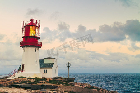 历史悠久的红白灯塔，位于挪威南部的岩石海岸边缘，Lindesnes Fyr灯塔。挪威的Lindesnes灯塔