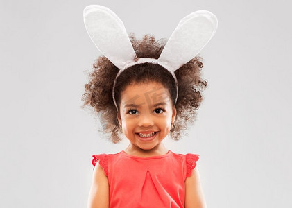 耳朵的奥秘摄影照片_孩子，孩子，兔子，耳朵