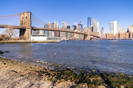 布鲁克林桥与下曼哈顿摩天大楼建筑从布鲁克林纽约市在纽约州纽约，美国