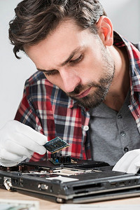 男性技师检查笔记本电脑RAM
