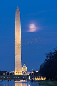 华盛顿纪念碑在新的反射池从林肯纪念堂在日落。美国华盛顿特区