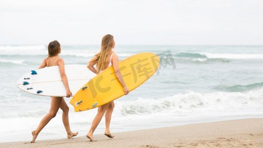 异形kt板框摄影照片_两个微笑的朋友运行海滩与冲浪板