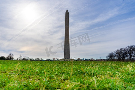美国华盛顿特区的华盛顿纪念碑，绿草如茵。