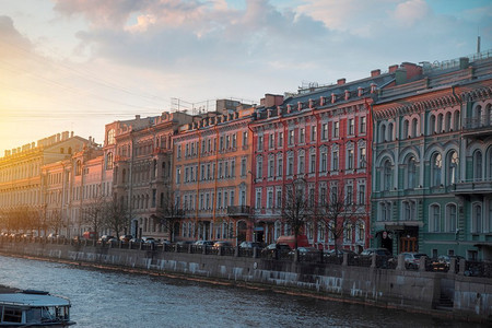 俯瞰水摄影照片_河渠俯瞰着圣彼得堡的街道。