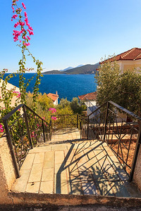 从高空俯瞰希腊海滨小镇的房屋屋顶。希腊，地中海建筑..希腊海边的房屋屋顶