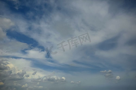 云纹摄影照片_纹理的云在天空在下午