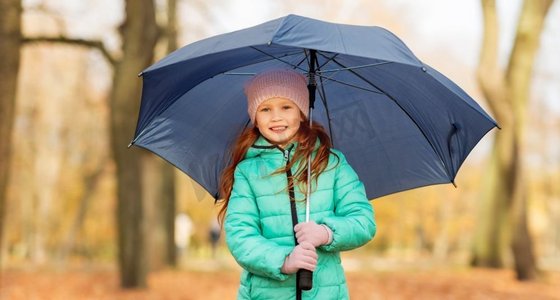 童年，季节和人的概念—快乐的小女孩与伞在秋天公园。快乐的小女孩与伞在秋天公园