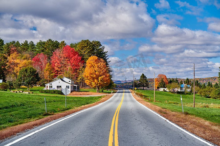 阳光明媚的秋天，美国新罕布夏州的高速公路