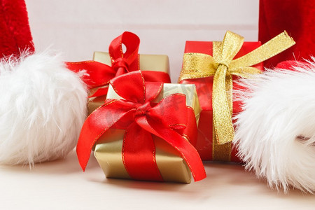 节日，礼物，圣诞节的概念。红色和金色的小盒子与礼品系蝴蝶结