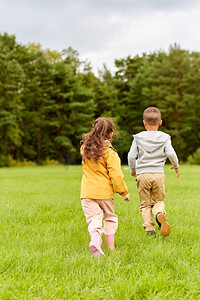 童年，休闲和人的概念—儿童玩标签游戏和在公园跑步。在公园玩耍和跑步的孩子