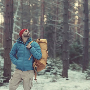 冬天风景有背包的人/自然风景在徒步旅行的人有设备在下雪的天气在加拿大