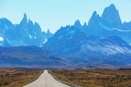 山水意境如摄影照片_著名的Cerro Fitz Roy-阿根廷巴塔哥尼亚最美丽、最难辨认的岩石山峰之一