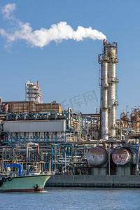 石油石化工厂工厂与气体存储和管道结构与烟囱烟雾在川崎市附近东京日本