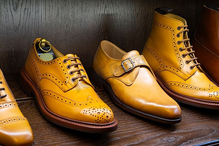 谭全粒面皮革布洛克鞋设置在木制展示在男鞋精品店。男士鞋业精品店