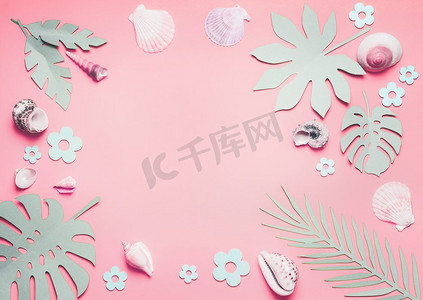 海贝壳和热带树叶的框架，粉色背景，俯视。有创意的布局。平躺着。夏日概念