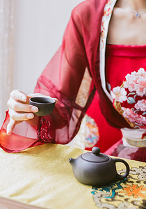 红色中国风汉服喝茶场景女子
