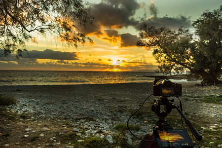 专业相机拍摄希腊海面日出的影片..照相机拍摄海面上的日出胶片