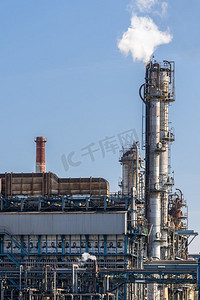 工厂结构摄影照片_石油石化工厂工厂与气体存储和管道结构与烟囱烟雾在川崎市附近东京日本