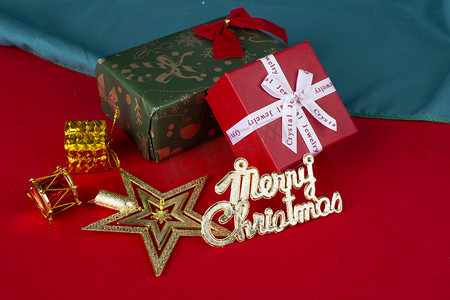 字母牌送礼圣诞节平安夜红底图蝴蝶结金色纯色星星礼物