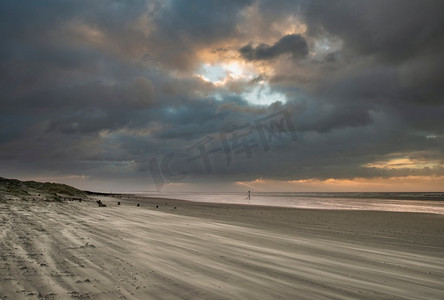 在西Wittering海滩的美丽的冬天日出在苏塞克斯郡英格兰与风吹沙越过海滩