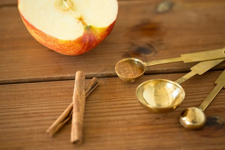 水果，食物烹饪和食用概念-半个苹果和木质菜板上的菜刀。木质砧板上的半个苹果和刀子