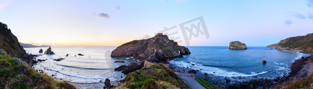 San Juan de Gaztelugatxe，它的中世纪楼梯和桥在日落，巴斯克国家，西班牙。圣胡安德加斯特卢加茨