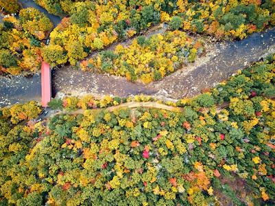 风景公路覆盖奥尔巴尼桥在秋天在新罕布什尔州，美国。秋天在新英格兰。空中无人机射击。 