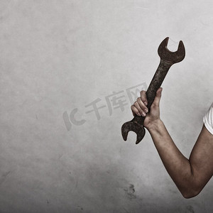 性别平等和女权主义。建筑女工手中的扳手。女修理工。