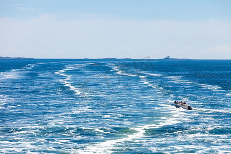 船帆摄影照片_海和kielwater从船上看到，渡船帆后的水面上的踪迹，船的尾。渡船航行后的水上小径