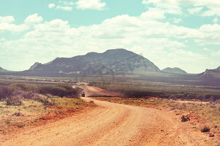 非洲的狩猎旅行和极限旅行。越野车探险中路面尘土飞扬的干旱山区景观。