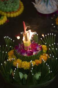 loy摄影照片_Loy Krathong节，人们买鲜花和蜡烛点燃和漂浮在水上庆祝Loy Krathong节在泰国。