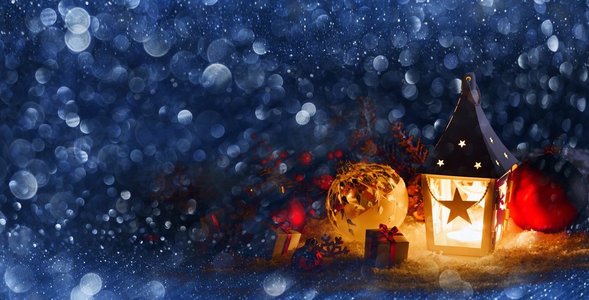 圣诞节日卡片上有礼物、舞会、圣诞老人帽子和晚上雪地里的发光灯笼。雪中的圣诞装饰