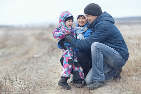 一个年轻的家庭与孩子玩在冬天的领域