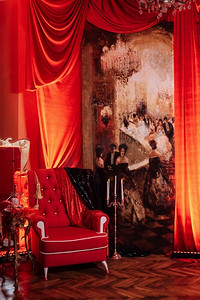 感光摄影照片_照片区与一个红色扶手椅在一个红色的设计背景的图片