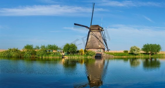 荷兰著名旅游景点Kinderdijk带有风车的荷兰乡村风景画全景。荷兰Kinderdijk的风车。荷兰