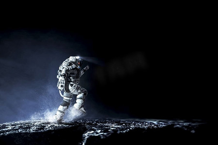 穿着宇航服的宇航员在行星表面奔跑。混合媒体。太空人跑得很快。混合介质