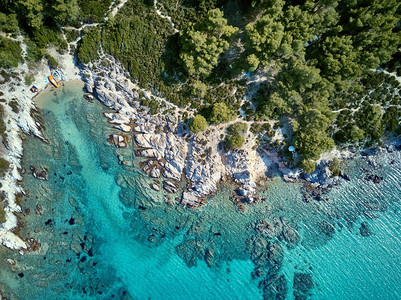 美丽的海滩和多岩石的海岸线俯瞰无人机拍摄，希腊西索尼亚