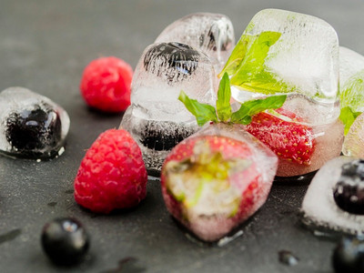 草莓蓝莓摄影照片_奥林巴斯数码相机.草莓蓝莓乌藨子冰块