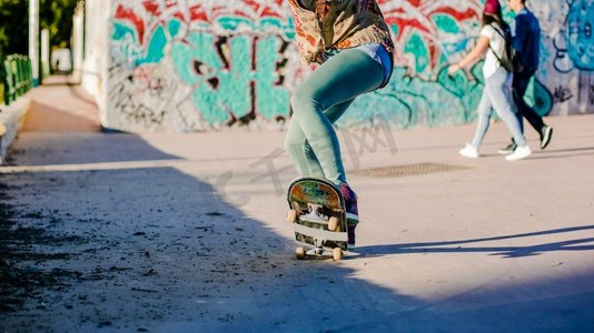 女孩骑滑板制作特技